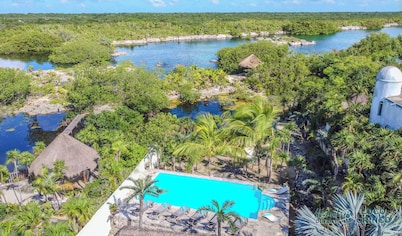 Classic Akumal villa located on Yal Ku Lagoon, pool, AC and more!