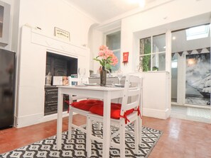 ตู้เย็น, กาต้มน้ำไฟฟ้า, เตาปิ้งขนมปัง, เครื่องครัว/จาน/ช้อนส้อม