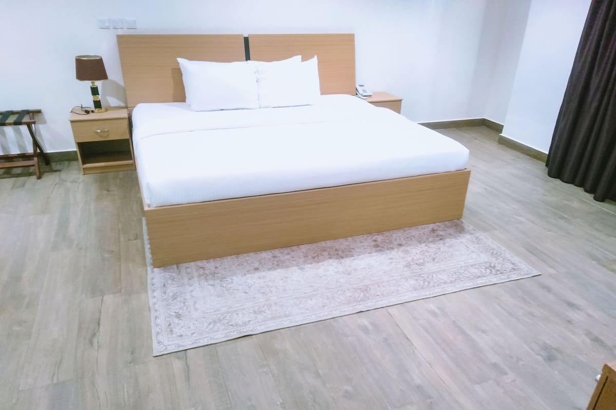 1 bedroom, individually decorated, individually furnished, desk