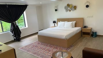 1 bedroom, individually decorated, individually furnished, desk