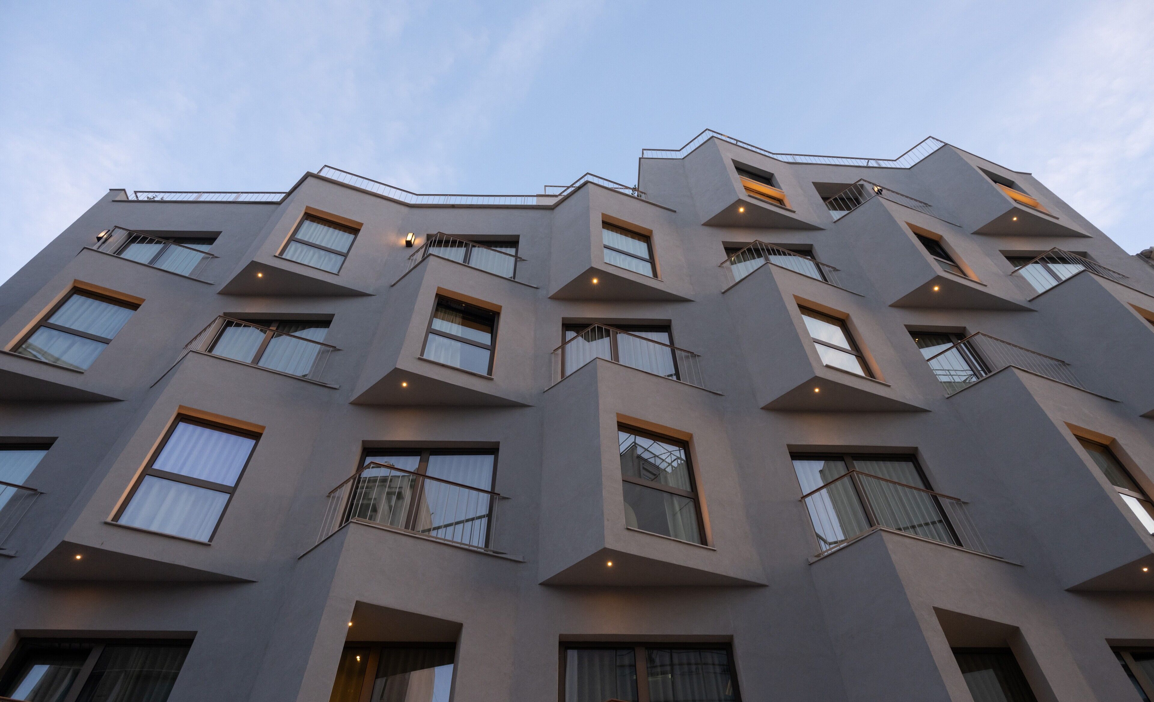 Un bâtiment moderne doté de nombreux balcons et de grandes fenêtres.