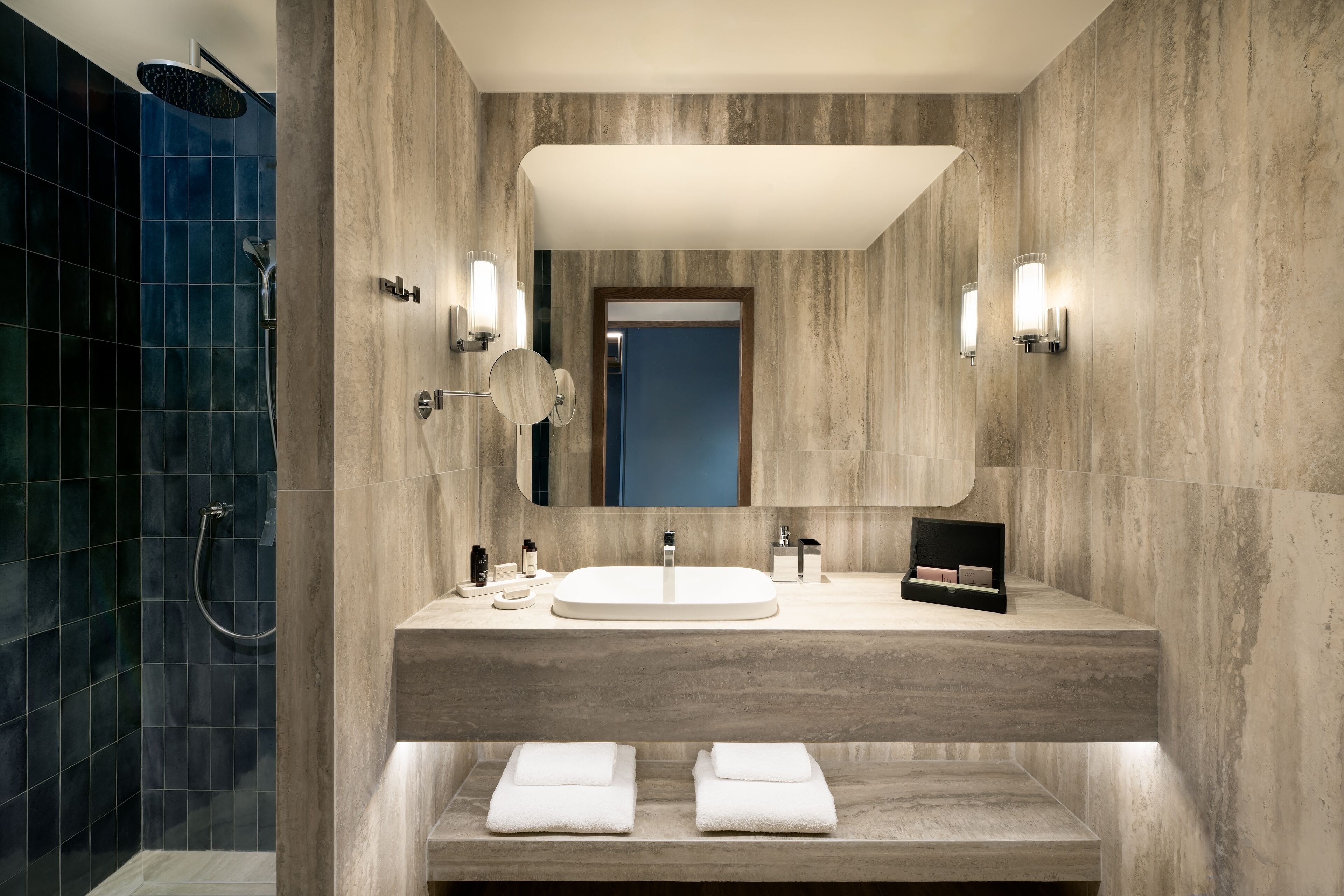 Douche, douche à « effet pluie », articles de toilette de luxe