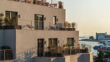 Vista frontal de la propiedad por la tarde o noche