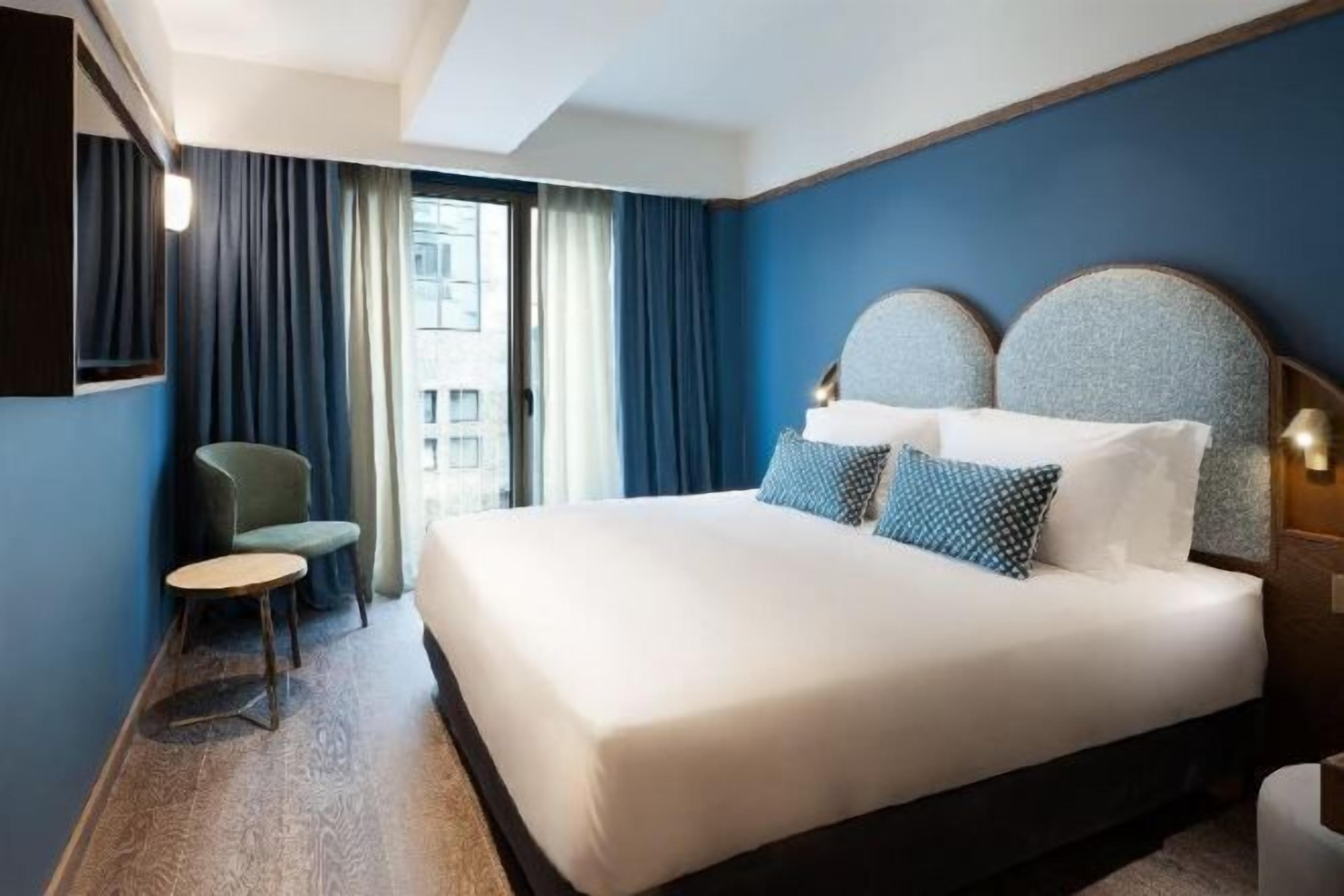 1 sovrum, sängtillbehör av högsta kvalitet, duntäcken och minibar