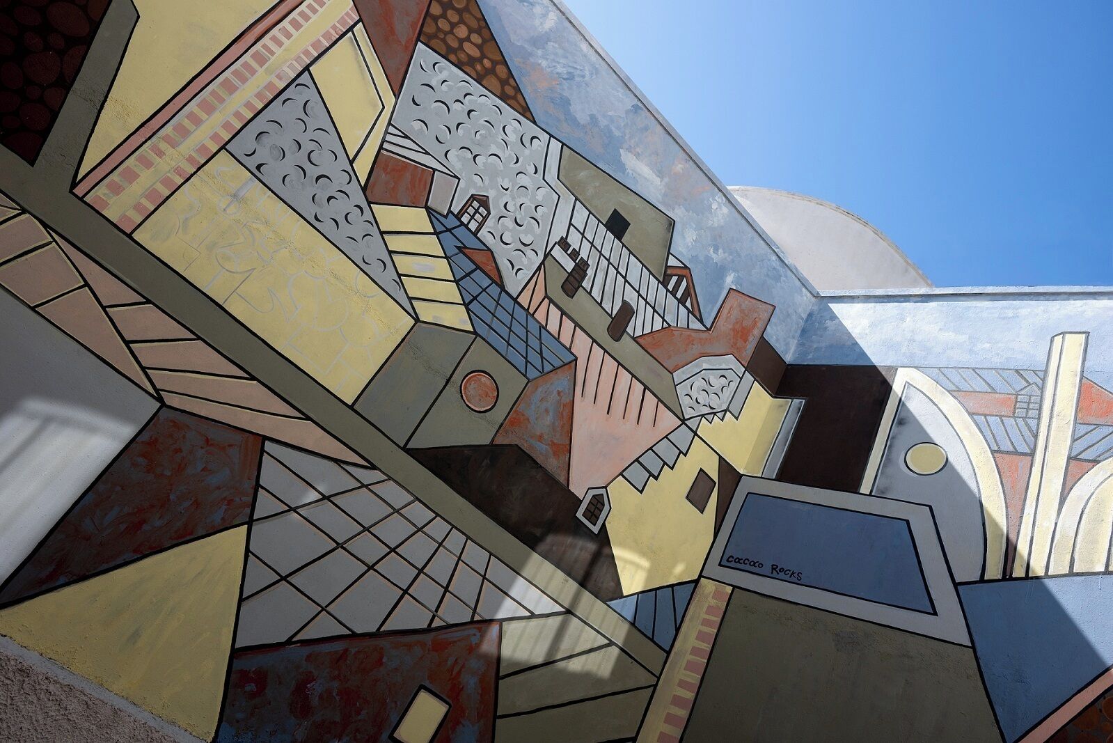 Un mural geométrico abstracto con una variedad de formas y patrones.