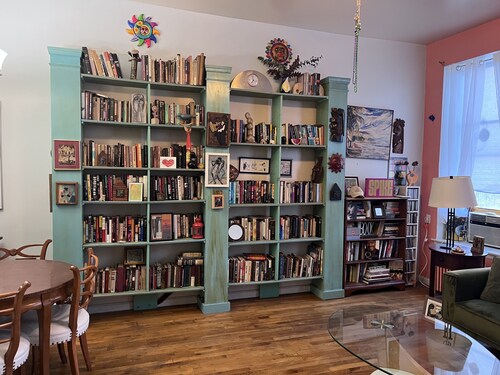 Cozy retreat 5 minutes away from all major transportation!