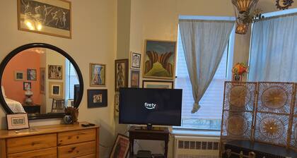 Cozy retreat 5 minutes away from all major transportation!