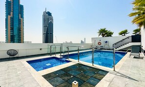 Outdoor pool - Tanin-Beautiful and Modern Apartment with Huge Space (Dubai)
