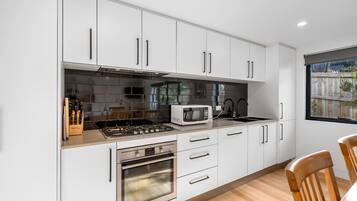 Refrigerador, microondas, horno y parrilla de estufa