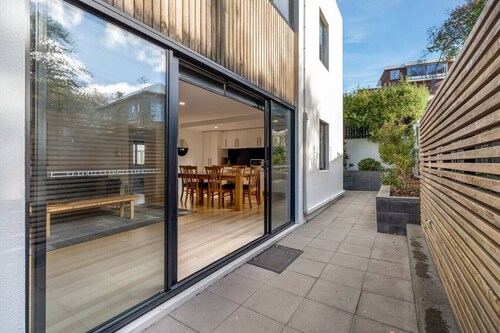 Modern Sandy Bay Apt - Close to Salamanca & CBD