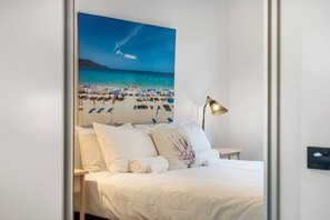 2 bedrooms, iron/ironing board, WiFi, bed sheets - Modern Sandy Bay Apt - Close to Salamanca & CBD (Sandy Bay)