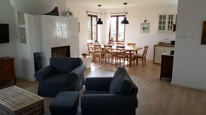 Smart-tv, pejs, bøger, videobibliotek