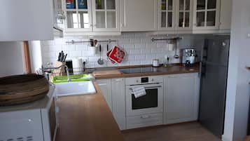 Een koelkast, een microgolfoven, een oven, een kookplaat