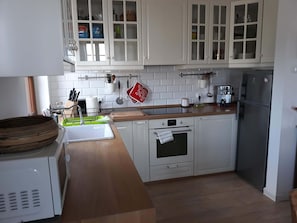 Køleskab, mikrobølgeovn, ovn, kogeplade