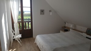 4 slaapkamers, een strijkplank/strijkijzer, gratis wifi, beddengoed