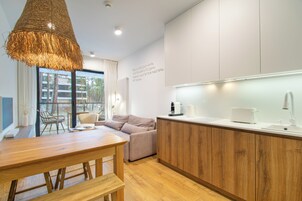 Apartamento | Cocina básica privada | Frigorífico, placa de cocina y utensilios de cocina