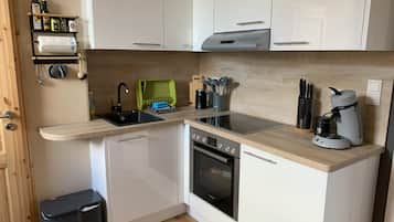 Kühlschrank, Ofen, Herdplatte, Wasserkocher mit Kaffee-/Teezubehör