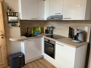 Fridge, oven, stovetop, coffee/tea maker - Apartment Leonard, Stilvoll - neu Sanierte Altbauwohnung "en Vogue" (Osnabrück)