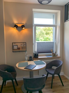 Dining - Apartment Leonard, Stilvoll - neu Sanierte Altbauwohnung "en Vogue" (Osnabrück)