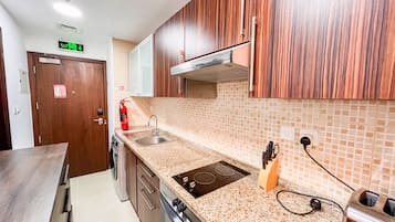 Studio Mewah | Dapur pribadi | Lemari es besar, microwave, oven, dan ketel listrik