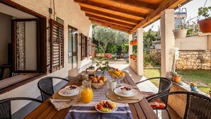 Outdoor dining - Lovely House Luiza (Tar-Vabriga)