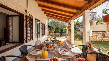 Family House, 2 Bedrooms, Microwave (Lovely House Luiza) | Outdoor dining