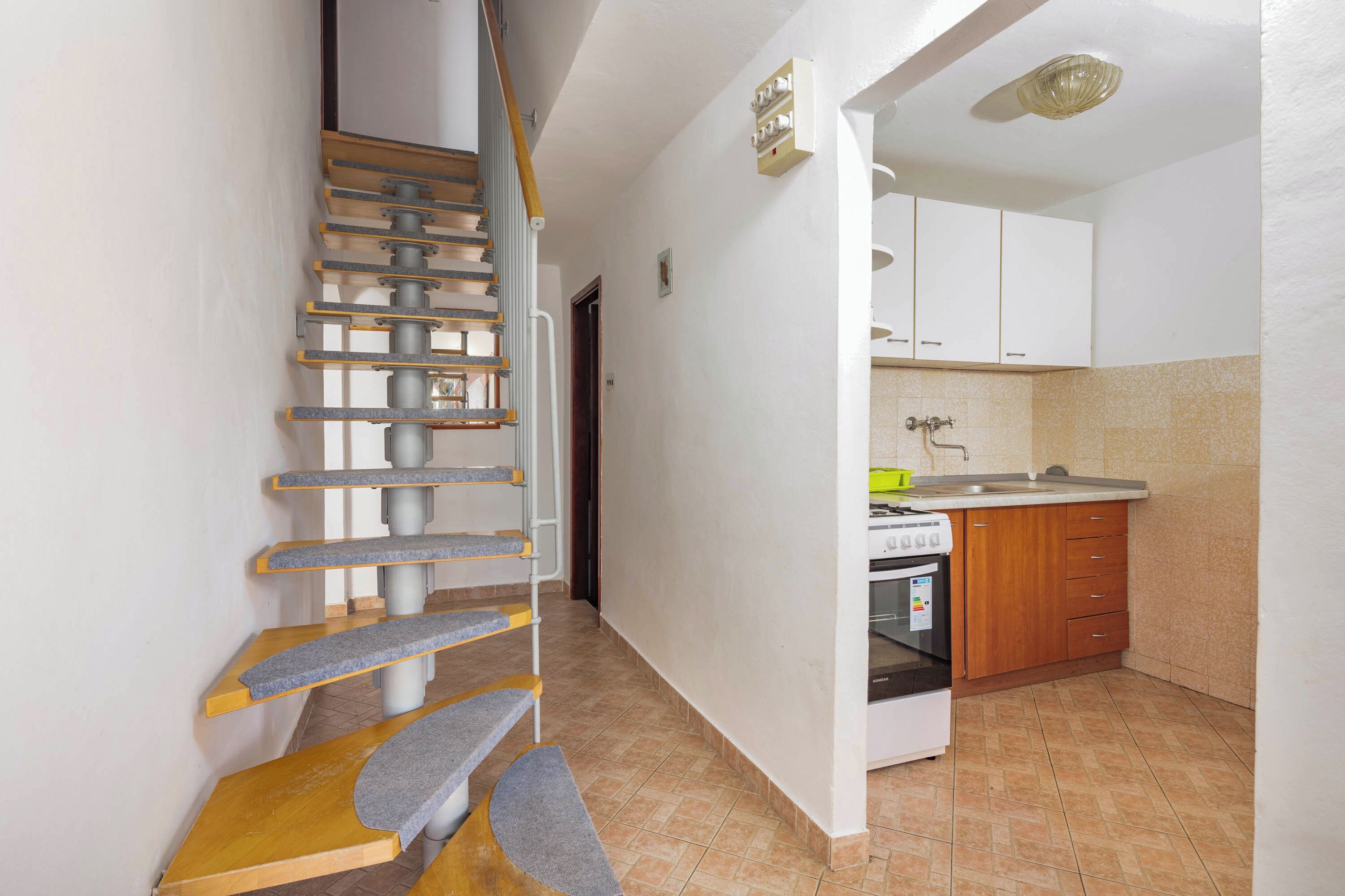 Casa familiar, varias habitaciones (Lovely House Luiza) | Cocina privada | Refrigerador, microondas, horno y parrilla de estufa 