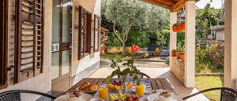 Family House, Multiple Bedrooms (Lovely House Luiza) | Outdoor dining