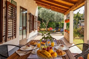 Outdoor dining - Lovely House Luiza (Tar-Vabriga)