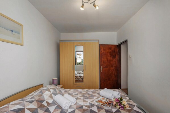Familienhaus, Mehrere Schlafzimmer (Lovely House Luiza) | 2 Schlafzimmer, Bügeleisen/Bügelbrett, kostenloses WLAN, Bettwäsche