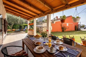 Family House, Multiple Bedrooms (Lovely House Luiza) | Outdoor dining