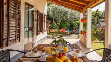 Family House, 2 Bedrooms, Microwave (Lovely House Luiza) | Outdoor dining