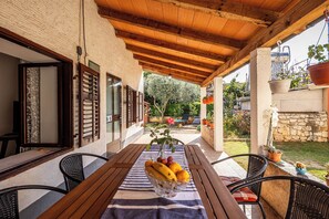 Familienhaus, Mehrere Schlafzimmer (Lovely House Luiza) | Speisen im Freien