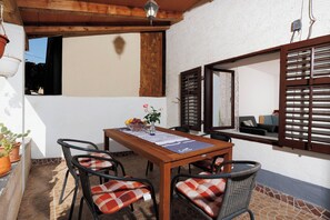 Familienhaus, Mehrere Schlafzimmer (Lovely House Luiza) | Speisen im Freien