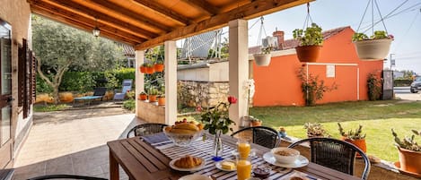 Familienhaus, 2 Schlafzimmer, Mikrowelle (Lovely House Luiza) | Speisen im Freien