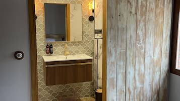 5 chambres, fer et planche à repasser, Wi-Fi, draps fournis