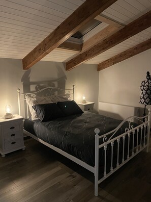 5 bedrooms, iron/ironing board, WiFi, bed sheets