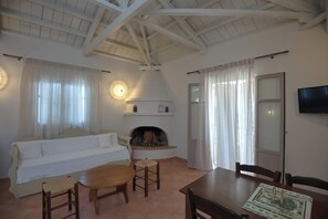 Casa | Área de estar | TV de tela plana 28 polegadas com canais digitais, lareira