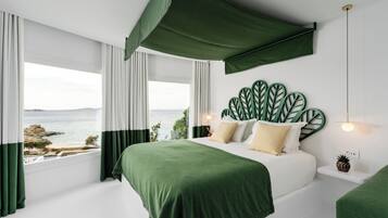 Minibar, caja de seguridad en la habitación y decoración personalizada