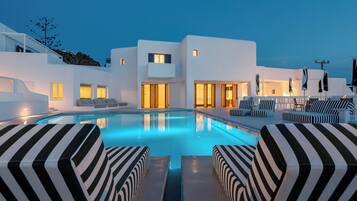 Una piscina al aire libre de temporada, sombrillas