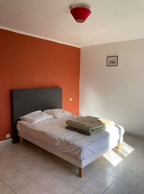 5 bedrooms, desk, soundproofing