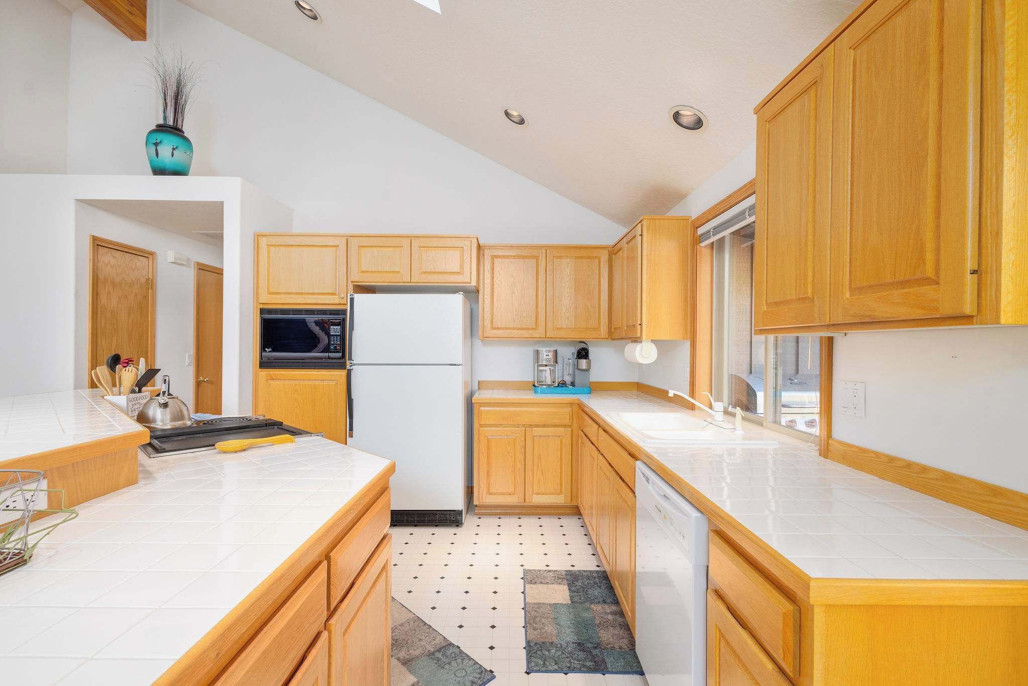 ثلاجة، ميكروويف، فرن، موقد طهي مسطح