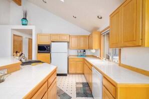 雪櫃、微波爐、焗爐、爐具