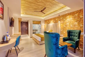 Desk, laptop workspace, iron/ironing board, rollaway beds - Katson Castle Dharamshala (Dharamshala)
