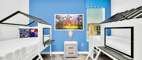 6 bedrooms, iron/ironing board, WiFi, bed sheets