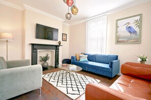 Een smart-tv en boeken