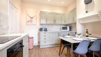 Réfrigérateur, micro-ondes, four, lave-vaisselle