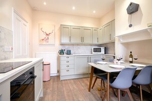 Een koelkast, een magnetron, een oven, een vaatwasser