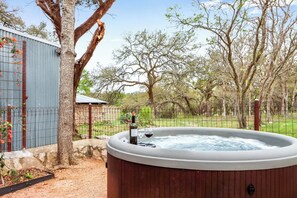 Outdoor spa tub - Camino Ranchito - Rock House I Hot tub, Stargzing (Wimberley)