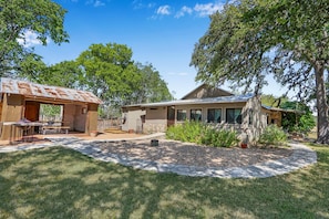 Outdoor dining - Camino Ranchito - Rock House I Hot tub, Stargzing (Wimberley)